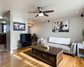 Clean and updated with a Hot Tub\nMinutes away from the new Bettendorf Waterpark - Bettendorf - Living room