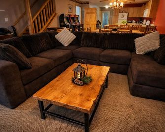 Entire Cozy Villa 2 min Near Starved Rock! - North Utica - Living room