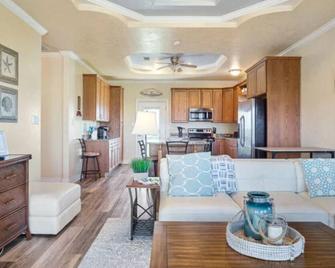 Fancy Nancy 2 Min Walk to Beach, Lyft, Pet-friendly - Bolivar Peninsula - Living room