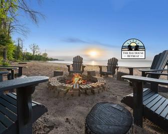 Hottub, Premium Beach Access, Bbq, Natural Fire Place, Firepit, 1hr From Lambeau - Menominee - Patio