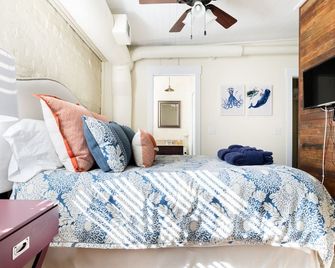 Steps to Forsyth Park - Historic 1850s Carriage House on Chatham Square! - Savannah - Bedroom