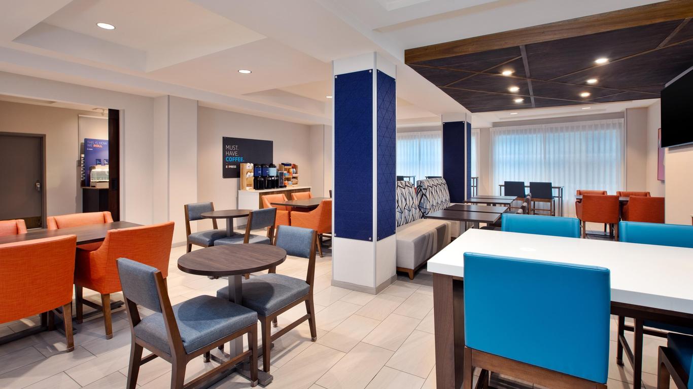 Holiday Inn Express & Suites Grand Rapids-North