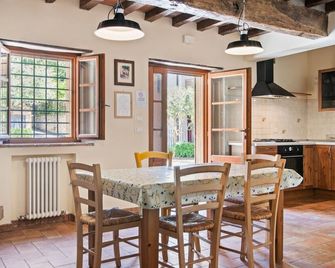 Tranquil Village Stay with Fireplace - Castellarano - Comedor