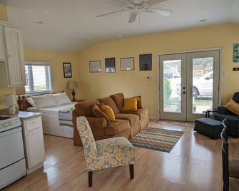 Little Yellow Cottages - Port Austin - Living room