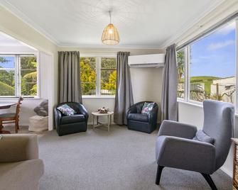 Carrington Countryside - New Plymouth Holiday Home - New Plymouth - Living room