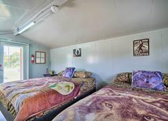 Outdoor Retreat Huntsville Cabin with Mtn View - Huntsville - Bedroom