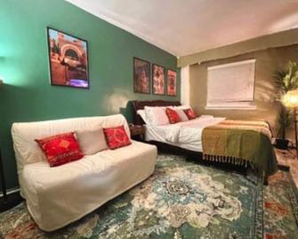 Moroccan Lover's Oasis: 2BR/ 2BA Great for Large Groups and Families - New York - Kamar Tidur