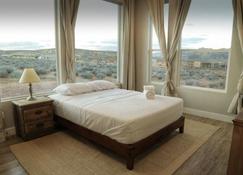 Desert Serenity with Grand Mesa Views - Big Water - Bedroom