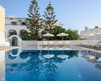 Iris Boutique Hotel - קאמארי - בריכה