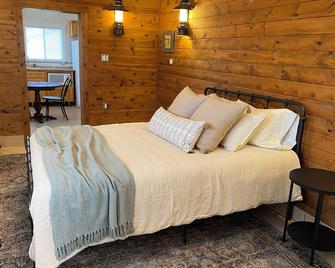 Historic Milk Barn with Modern Comforts: Your Rural Escape Awaits - Tulare - Bedroom