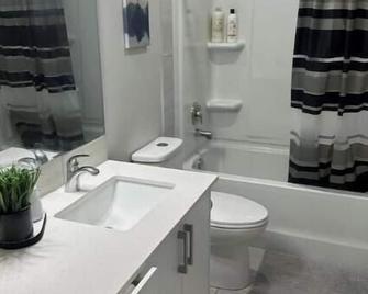 Luxurious Home in NW Calgary, Free Parking, High Speed Internet, Near Grocery and Airport - Calgary - Kylpyhuone