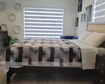 Comfortable Getaway - Hamilton - Bedroom