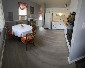 Traveling Nurses Only - Akron - Dining room