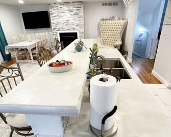 A Regal Retreat- Exclusive Parking, Prime Location - Philadelphia - Dining room