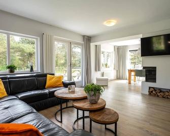 Child Friendly, 5 bedrooms, 2 bathrooms, 3 Toillets, Sauna, large garden - De Cocksdorp - Huiskamer