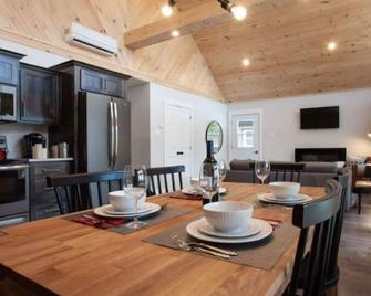 Indian Falls Chalet #2 with river view - Springdale - Comedor