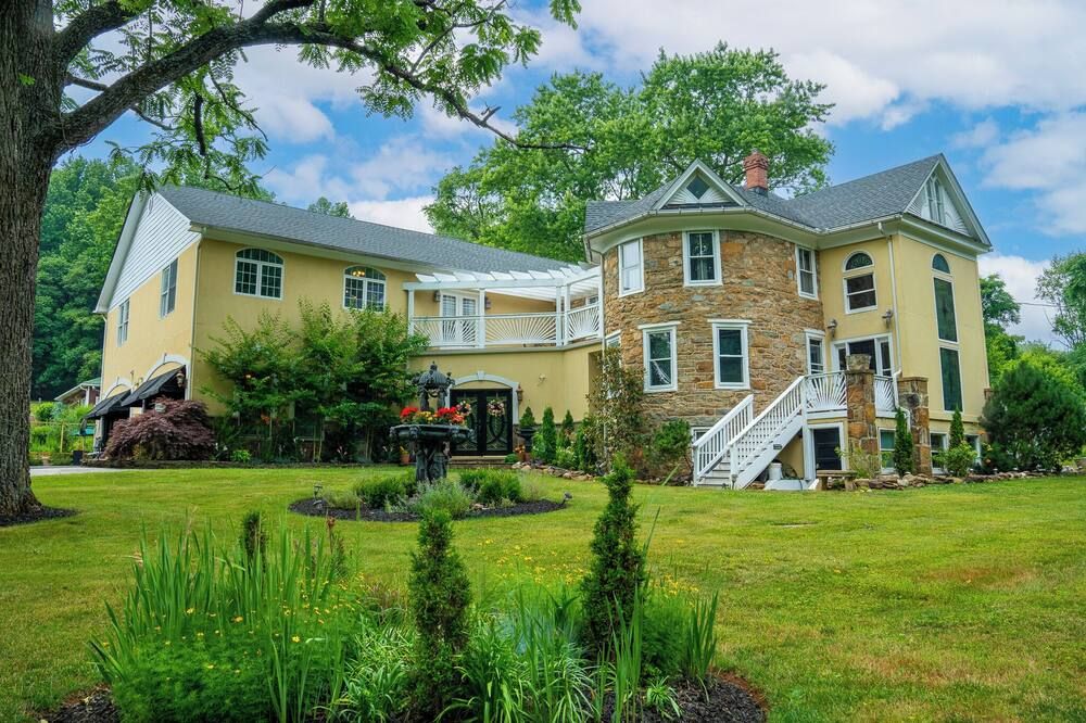 Stone Manor Boutique Inn - Country Manor with Breathtaking Gardens and Event