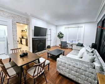 Luxury 2 Bedroom, Sleeps 6, Downtown W Adams - 400 - Sandusky - Living room