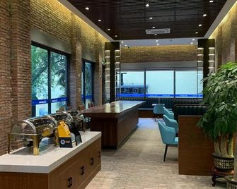 Guangzhou Fangyuan Hotel - Free Shuttle Bus to Canton Fair Complex during 14th Oct to 3rd Nov - Guangzhou - Front desk