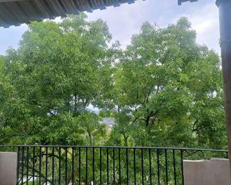 De arquitectura estilo colonial y vista extraordinaria a la naturaleza - Zitacuaro - Балкон