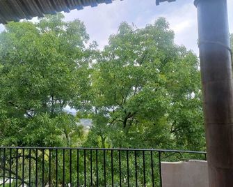 De arquitectura estilo colonial y vista extraordinaria a la naturaleza - Zitacuaro - Балкон