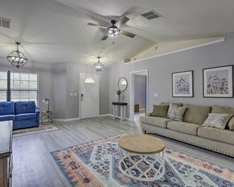 7 Mi to World Equestrian Center Ocala Casa Azul - Ocala - Living room