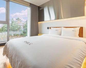 Jeju Maru Hotel & Cafe - Seogwipo - Schlafzimmer