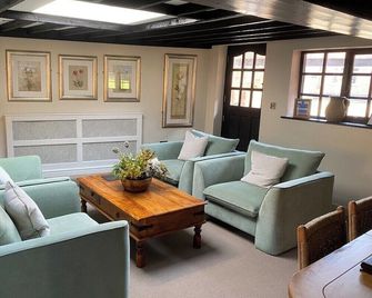 8 Br Luxury Farmhouse | Tennis Court & Ev Charging - Kenilworth - Lounge