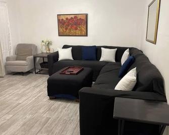 Comfort & Quiet in a central location - Elizabeth City - Living room