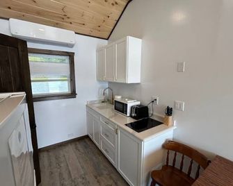 4th Lake Front Beachside Motel room at Eagle Bay Village - Eagle Bay - Cocina