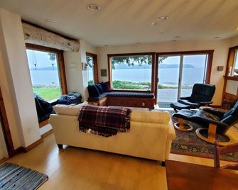 Deep Bay Ocean Front Cottage - Private Getaway with Hot Tub - Qualicum Beach - Living room