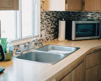 Full kitchen. Lots of parking. Free laundry, Wifi and Roku. - Maple Creek - Cocina