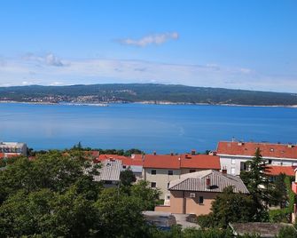 Panoramic view apartments Crikvenica EV station available - Crikvenica - Außenansicht
