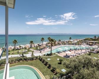 Blue Carpet Luxury Suites - Pefkochori - Bazén