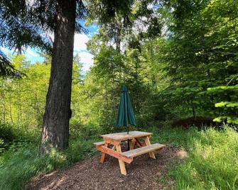 Tiny A-Frame Farm Meadow Retreat minutes from downtown - Portland - Patio