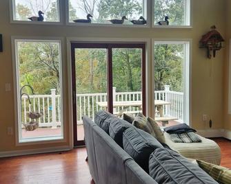 Mountain side house with game room, hot tub, firepit 1 mile from Lambertville - Lambertville - Living room