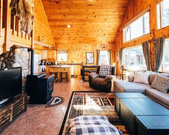 Ski Chalet w-Hot Tub, Only 3 min to Sunday River ski lifts! - Bethel - Salon