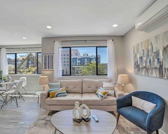 Spacious & Sunny 3 bed/2b modern Flat in San Francisco's trendy Mission district - San Francisco - Living room