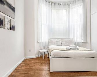 Bright & Cozy East London 1-Bed Flat With Garden - London - Bedroom