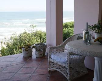 The Pink Lodge on The Beach - Wilderness - Balcón