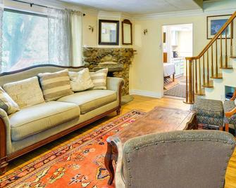 Salisbury Cottage about 7 Mi to High Rock Lake! - Salisbury - Living room