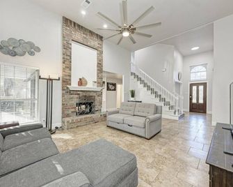2 Story Home in Round Rock Sleeps 16 Guests - Round Rock - Living room