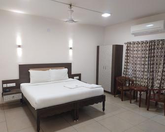 Hotel Sownthariyam - Palani - Bedroom
