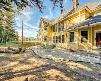 Mountain-view studio with private balcony, wood stove, and fast WiFi - South Fork - Gebäude