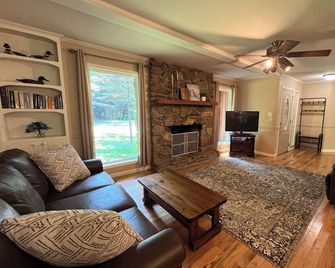 Dragon Riders Retreat - Robbinsville - Wohnzimmer