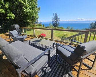Oceanfront Lodge: your private, family-friendly retreat in the trees - Sooke - Balcony