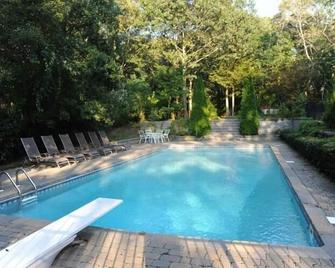 Family Friendly 6 Bedroom Waterfront 3 Acre Pool & Hot Tub free Ev Charger - Westhampton - Piscina