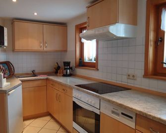 Vacation where you can sleep peacefully with the window open - Rechenberg-Bienenmühle - Küche
