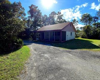 Peaceful Cottage Located in a Small Farm - Sebring - Building