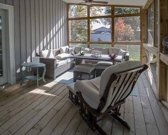 Big Fun Little Cottage - Cozy Cottage in Walking Distance to Beach and Town - Port Burwell - Lounge